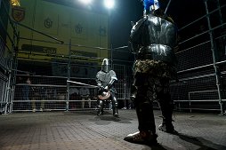画像集#043のサムネイル/甲冑を装備して剣や斧でぶつかり合う，ゲームのような光景が現実の競技に。「ジャパン・アーマードバトル・リーグ」をレポート