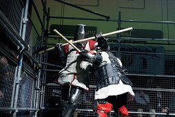 画像集#044のサムネイル/甲冑を装備して剣や斧でぶつかり合う，ゲームのような光景が現実の競技に。「ジャパン・アーマードバトル・リーグ」をレポート