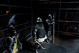 画像集#045のサムネイル/甲冑を装備して剣や斧でぶつかり合う，ゲームのような光景が現実の競技に。「ジャパン・アーマードバトル・リーグ」をレポート