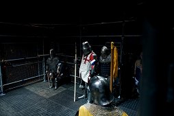 画像ギャラリー No.046のサムネイル画像 / 甲冑を装備して剣や斧でぶつかり合う,ゲームのような光景が現実の競技に。「ジャパン・アーマードバトル・リーグ」をレポート