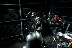 画像ギャラリー No.047のサムネイル画像 / 甲冑を装備して剣や斧でぶつかり合う,ゲームのような光景が現実の競技に。「ジャパン・アーマードバトル・リーグ」をレポート
