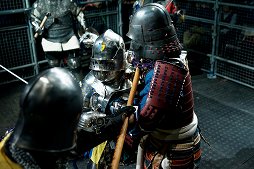 画像集#048のサムネイル/甲冑を装備して剣や斧でぶつかり合う，ゲームのような光景が現実の競技に。「ジャパン・アーマードバトル・リーグ」をレポート