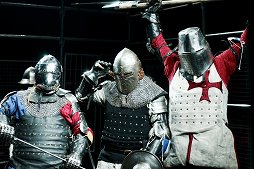 画像ギャラリー No.050のサムネイル画像 / 甲冑を装備して剣や斧でぶつかり合う,ゲームのような光景が現実の競技に。「ジャパン・アーマードバトル・リーグ」をレポート