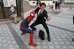 画像ギャラリー No.004のサムネイル画像 / 新宿駅前にスパイダーマン現る。大型街頭ディスプレイでのゲームプレイが楽しめた,映画「アメイジング・スパイダーマン2」のPRイベントをレポート