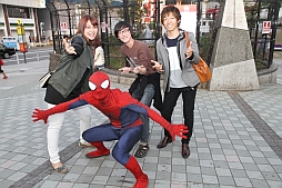 画像ギャラリー No.005のサムネイル画像 / 新宿駅前にスパイダーマン現る。大型街頭ディスプレイでのゲームプレイが楽しめた,映画「アメイジング・スパイダーマン2」のPRイベントをレポート