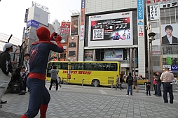 画像ギャラリー No.006のサムネイル画像 / 新宿駅前にスパイダーマン現る。大型街頭ディスプレイでのゲームプレイが楽しめた,映画「アメイジング・スパイダーマン2」のPRイベントをレポート