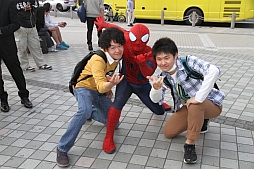 画像ギャラリー No.009のサムネイル画像 / 新宿駅前にスパイダーマン現る。大型街頭ディスプレイでのゲームプレイが楽しめた,映画「アメイジング・スパイダーマン2」のPRイベントをレポート