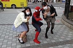 画像ギャラリー No.010のサムネイル画像 / 新宿駅前にスパイダーマン現る。大型街頭ディスプレイでのゲームプレイが楽しめた,映画「アメイジング・スパイダーマン2」のPRイベントをレポート