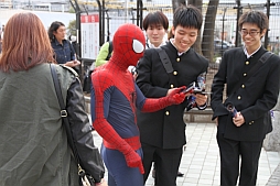 画像ギャラリー No.011のサムネイル画像 / 新宿駅前にスパイダーマン現る。大型街頭ディスプレイでのゲームプレイが楽しめた,映画「アメイジング・スパイダーマン2」のPRイベントをレポート
