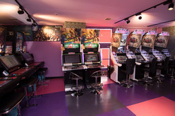 画像ギャラリー No.008のサムネイル画像 / ほぼ全筺体が電子マネー3種類に対応。ZUNTATAも応援に駆けつけた「タイトーステーション船橋店」のグランドオープン初日をレポート