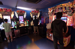 画像ギャラリー No.011のサムネイル画像 / ほぼ全筺体が電子マネー3種類に対応。ZUNTATAも応援に駆けつけた「タイトーステーション船橋店」のグランドオープン初日をレポート