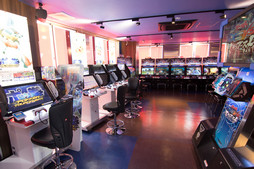 画像ギャラリー No.013のサムネイル画像 / ほぼ全筺体が電子マネー3種類に対応。ZUNTATAも応援に駆けつけた「タイトーステーション船橋店」のグランドオープン初日をレポート