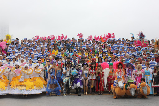 画像ギャラリー No.002のサムネイル画像 / キャプテンモリシタが浅草の海を行く。ガンホーアミーゴスが舞い踊った浅草サンバカーニバルをレポート