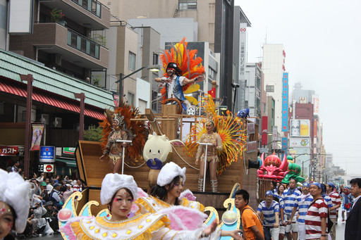 画像ギャラリー No.005のサムネイル画像 / キャプテンモリシタが浅草の海を行く。ガンホーアミーゴスが舞い踊った浅草サンバカーニバルをレポート