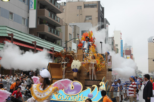 画像ギャラリー No.006のサムネイル画像 / キャプテンモリシタが浅草の海を行く。ガンホーアミーゴスが舞い踊った浅草サンバカーニバルをレポート