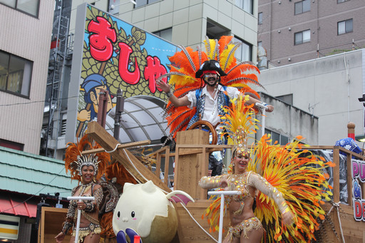 画像ギャラリー No.007のサムネイル画像 / キャプテンモリシタが浅草の海を行く。ガンホーアミーゴスが舞い踊った浅草サンバカーニバルをレポート