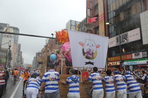 画像ギャラリー No.009のサムネイル画像 / キャプテンモリシタが浅草の海を行く。ガンホーアミーゴスが舞い踊った浅草サンバカーニバルをレポート