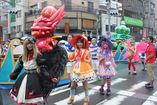 画像ギャラリー No.011のサムネイル画像 / キャプテンモリシタが浅草の海を行く。ガンホーアミーゴスが舞い踊った浅草サンバカーニバルをレポート