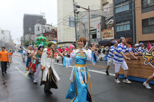 画像ギャラリー No.012のサムネイル画像 / キャプテンモリシタが浅草の海を行く。ガンホーアミーゴスが舞い踊った浅草サンバカーニバルをレポート