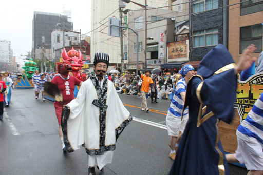 画像ギャラリー No.013のサムネイル画像 / キャプテンモリシタが浅草の海を行く。ガンホーアミーゴスが舞い踊った浅草サンバカーニバルをレポート