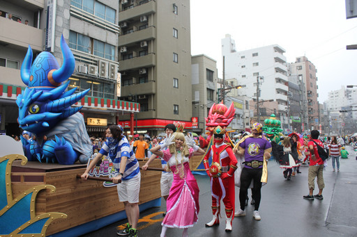 画像ギャラリー No.014のサムネイル画像 / キャプテンモリシタが浅草の海を行く。ガンホーアミーゴスが舞い踊った浅草サンバカーニバルをレポート