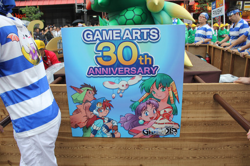 画像ギャラリー No.016のサムネイル画像 / キャプテンモリシタが浅草の海を行く。ガンホーアミーゴスが舞い踊った浅草サンバカーニバルをレポート