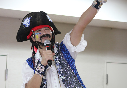 画像ギャラリー No.017のサムネイル画像 / キャプテンモリシタが浅草の海を行く。ガンホーアミーゴスが舞い踊った浅草サンバカーニバルをレポート