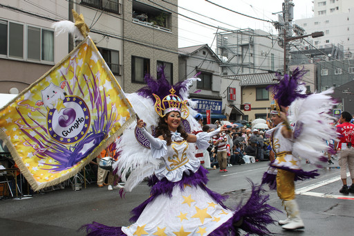 画像ギャラリー No.018のサムネイル画像 / キャプテンモリシタが浅草の海を行く。ガンホーアミーゴスが舞い踊った浅草サンバカーニバルをレポート