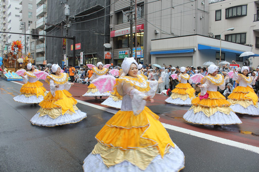 画像ギャラリー No.021のサムネイル画像 / キャプテンモリシタが浅草の海を行く。ガンホーアミーゴスが舞い踊った浅草サンバカーニバルをレポート