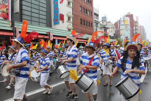 画像ギャラリー No.024のサムネイル画像 / キャプテンモリシタが浅草の海を行く。ガンホーアミーゴスが舞い踊った浅草サンバカーニバルをレポート