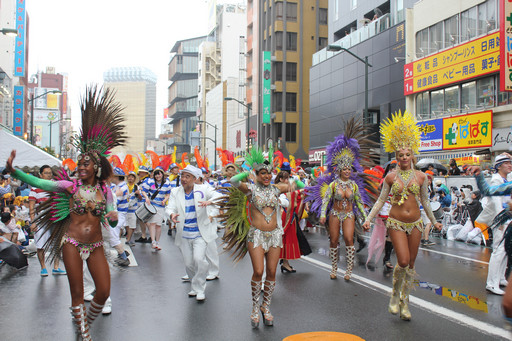 画像ギャラリー No.026のサムネイル画像 / キャプテンモリシタが浅草の海を行く。ガンホーアミーゴスが舞い踊った浅草サンバカーニバルをレポート