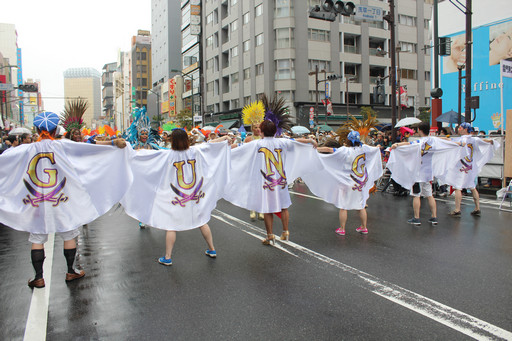画像ギャラリー No.030のサムネイル画像 / キャプテンモリシタが浅草の海を行く。ガンホーアミーゴスが舞い踊った浅草サンバカーニバルをレポート