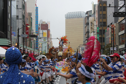 画像ギャラリー No.031のサムネイル画像 / キャプテンモリシタが浅草の海を行く。ガンホーアミーゴスが舞い踊った浅草サンバカーニバルをレポート