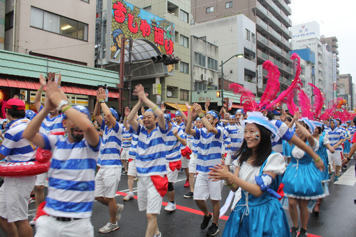 画像ギャラリー No.033のサムネイル画像 / キャプテンモリシタが浅草の海を行く。ガンホーアミーゴスが舞い踊った浅草サンバカーニバルをレポート