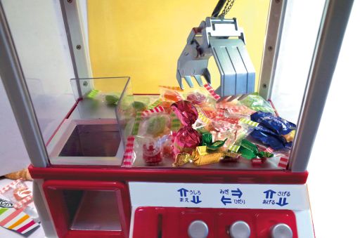 お菓子やおもちゃを取って遊べる小型のクレーンゲーム玩具が発売