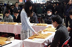 画像ギャラリー No.024のサムネイル画像 / 闘会議2016のアナログゲームエリアレポート。多面指しで加藤一二三九段と対局など,1人でも存分に楽しめる企画が多数