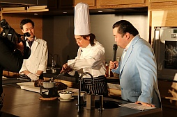 ���������꡼ No.008�Υ���ͥ������ / �ץ���ʥ����ॺ��Ω10��ǯ��ǰ�ѡ��ƥ������š�������ɽ�Ȥ��������ȥåץ��饹�Υǥ٥��åѤ��ܻؤ������������줿�������ͤ��ݡ���