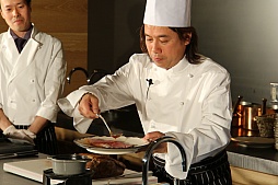 ���������꡼ No.009�Υ���ͥ������ / �ץ���ʥ����ॺ��Ω10��ǯ��ǰ�ѡ��ƥ������š�������ɽ�Ȥ��������ȥåץ��饹�Υǥ٥��åѤ��ܻؤ������������줿�������ͤ��ݡ���