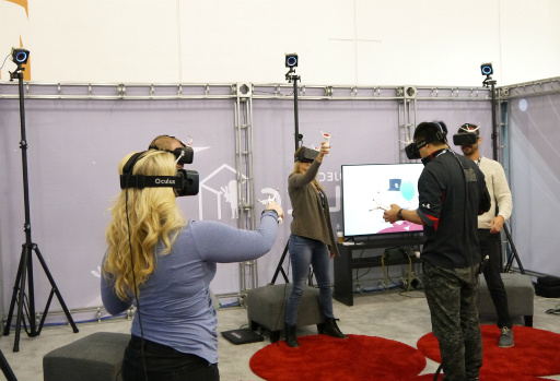 画像ギャラリー No.002のサムネイル画像 / 中国産のB2B向けVRシステム「Project Alice」がSVVR2016に出展。ヘッドマウントディスプレイを装着したまま,バスケットボールを投げ合ってきた