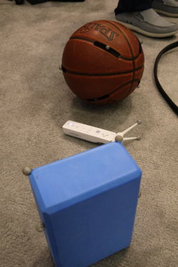 画像ギャラリー No.005のサムネイル画像 / 中国産のB2B向けVRシステム「Project Alice」がSVVR2016に出展。ヘッドマウントディスプレイを装着したまま,バスケットボールを投げ合ってきた