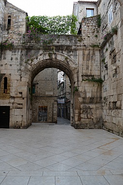 画像ギャラリー No.015のサムネイル画像 / Reboot Develop 2016が開催されているクロアチア・スプリトの街と博物館のツアー。スプリトって，こんな街だった