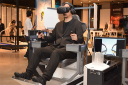 画像ギャラリー No.006のサムネイル画像 / バンダイナムコはなぜ「VR ZONE Project i Can」を立ち上げたのか。プロジェクト仕掛け人のコヤ所長とタミヤ室長にいろいろ聞いてみた