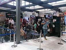 画像ギャラリー No.018のサムネイル画像 / バンナムの「VR ZONE Project i Can」でも人気を博した体感マシン「リアルドライブ」がnamcoラゾーナ川崎店に登場。7月29日から10月31日まで