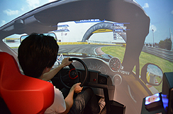 画像ギャラリー No.020のサムネイル画像 / バンナムの「VR ZONE Project i Can」でも人気を博した体感マシン「リアルドライブ」がnamcoラゾーナ川崎店に登場。7月29日から10月31日まで