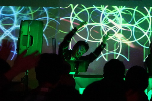 画像ギャラリー No.015のサムネイル画像 / 「TAITO GAME MUSIC REMIXS」リリースパーティーをレポート。石川勝久氏が初DJに挑戦し,並木 学氏がPSGサウンドを響かせた