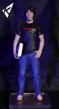 画像ギャラリー No.001のサムネイル画像 / プロゲーマー・ウメハラ氏がそこに立っている！ ……感じの特製スタチュー（高さ約45cm）が海外で登場。予約注文は3月30日まで受付中