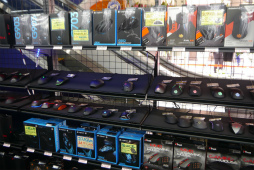 ���������꡼ No.005�Υ���ͥ������ / ������ǥХ����򿨤äƻ������PC��Ź����Ȥ�Ω�Ƥ롣�֥ɥ��ѥ���塦�ʤ��Ź�פ��������ܺ������θ���PC����Ź�ɤؤȥ�˥塼����