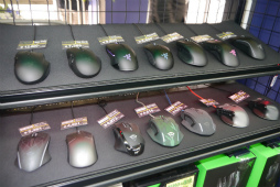 ���������꡼ No.006�Υ���ͥ������ / ������ǥХ����򿨤äƻ������PC��Ź����Ȥ�Ω�Ƥ롣�֥ɥ��ѥ���塦�ʤ��Ź�פ��������ܺ������θ���PC����Ź�ɤؤȥ�˥塼����