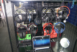 ���������꡼ No.008�Υ���ͥ������ / ������ǥХ����򿨤äƻ������PC��Ź����Ȥ�Ω�Ƥ롣�֥ɥ��ѥ���塦�ʤ��Ź�פ��������ܺ������θ���PC����Ź�ɤؤȥ�˥塼����