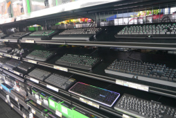 ���������꡼ No.009�Υ���ͥ������ / ������ǥХ����򿨤äƻ������PC��Ź����Ȥ�Ω�Ƥ롣�֥ɥ��ѥ���塦�ʤ��Ź�פ��������ܺ������θ���PC����Ź�ɤؤȥ�˥塼����